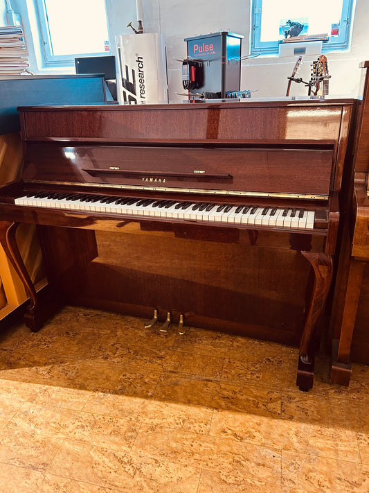 Nydelig Yamaha piano i høyglans rødbrun mahogny, fri frakt!