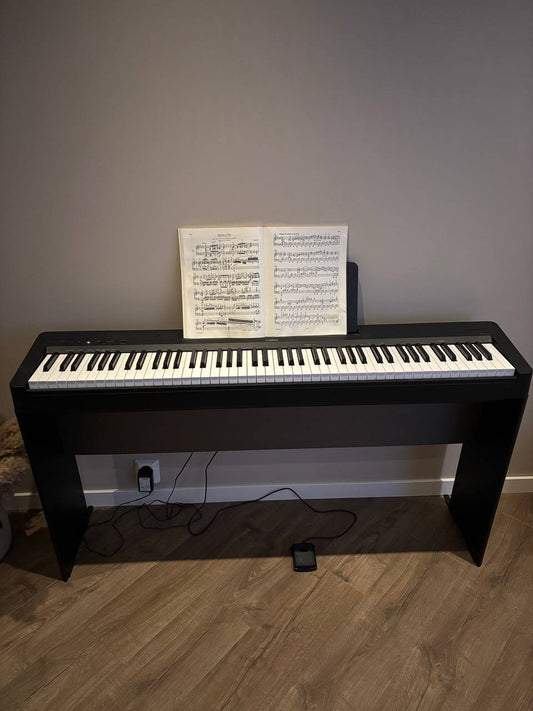 Nesten ikke brukt Yamaha P145 piano inklusiv Yamaha L100 stativ